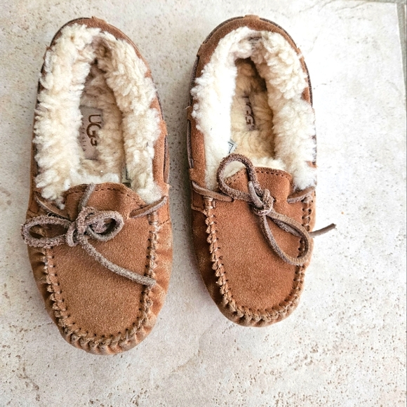 Kids UGG sz 12 slippers - Picture 1 of 3